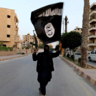 Un miembro del Estado Islámico en la ciudad siria de Raqqa en junio de 2014.-REUTERS