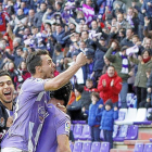Óscar Plano celebra el gol de su compañero Luismi subido encima de él, con Anuar sonriente a su lado.-J.M. LOSTAU