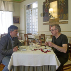 El escultor, Ricardo Flecha (i) y el cocinero de La Oronja, en Zamora, Ricardo Campos comparten almuerzo.-M. DENEIVA
