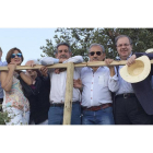 José Luis Prada, flanqueado por Miguel Ángel Revilla y Juan Vicente Herrera, con otros invitados a la fiesta de aniversario.-F. L.