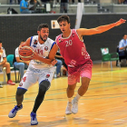 Astilleros intenta superar en dribling al universitario Martínez ayer en Cigales en el Trofeo Diputación.-M. G. E.