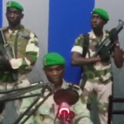 Militares toman el control de Gabón y leen un comunicado en la televisión estatal.-AP