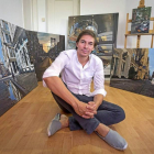 El vallisoletano Luis Pérez posa junto a varias de las obras que llevará a la londinense Plus One Gallery.-Miguel Ángel Santos