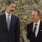 Joan Baldoví saluda al Rey durante su audiencia en el palacio de la Zarzuela.-EFE / POOL