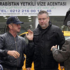 Sean Penn, en las calles de Estabul, con el equipo de grabación.-AP