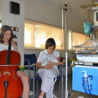 Susana Velasco toca el violonchelo en la unidad de neonatos del Río Hortega, para medir el efecto de la música en los bebés prematuros ingresados .-E. M.