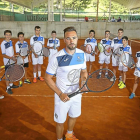El tenista Alberto Esguevillas posa en primer plano junto a varios alumnos de su escuela en las pistas del Club La Raqueta.-M.Á. SANTOS