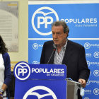 Los ediles del PP, María de Diego y José Antonio de Santiago-Juárez, en la presentación de las mociones. E. M.