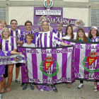 Representantes de varias peñas se reunieron en los Anexos para dar aliento a los jugadores blanquivioletas..-J.M. Lostau