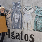Virginia Hernández, junto al mural de los cuatro gatos, situado en la denominada ‘zona de convivencia’ de su pueblo, cuya autora es Icíar Gil, diseñadora de origen arandino a quien le unen lazos de amistad con San Pelayo.-ARGICOMUNICACIÓN