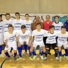 Los jugadores, acompañados por el delegado provincial (tercero por la derecha), con mensajes de ánimo a Miguel.-Pablo Requejo
