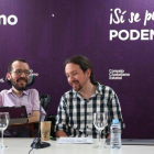 El líder de Podemos, Pablo Iglesias, junto al Secretario de Organización del partido, Pablo Echenique en el Consejo Ciudadano Estatal.-DAVID CASTRO