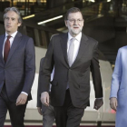 El ministro de Fomento, Íñigo de la Serna; el presidente del Gobierno, Mariano Rajoy, y la presidenta de la Comunidad de Madrid, Cristina Cifuentes, a su llegada a la estación de Atocha para conmemorar los 25 años del primer viaje del AVE a Sevilla.-EFE / KIKO HUESCA