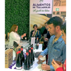 Visitantes degustan ayer vino y cerveza artesana en el expositor.-EL MUNDO