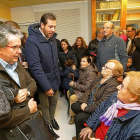 Óscar Puente conversa con varios vecinos de Las Flores antes de la asamblea vecinal.-J.M. LOSTAU