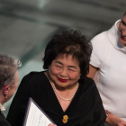 La superviviente de Hiroshima Setsuko Thurlow (en el centro) y Beatrice Fihn, directora ejecutiva de ICAN (a la derecha), recogen el Nobel.-ODD ANDERSEN / AFP