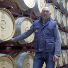 José del Valle, bodeguero de Señorío de Bocos, posa junto a las barricas de roble. Abajo, depósitos de acero inoxidable para la elaboración.-M. DENEIVA