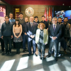Daniel Miguel posa junto a los estudiantes ganadores de las becas Prometeo de la Universidad de Valladolid.-ICAL