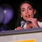 Alexandria Ocasio-Cortez habla a sus seguidores.-AP / STEPHEN GROVES