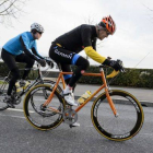 John Kerry practicando cilcismo en Lausana, el pasado 16 de marzo.-Foto: AFP / FABRICE COFFRINI