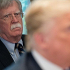 El exasesor de seguridad nacional John Bolton atiende a una intervención de Donald Trump durante una reunión del gabinete en la Casa Blanca, en mayo del 2018.-SAUL LOEB (AFP)