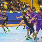 Miguel Camino tira en presencia de Lorasque durante el amistoso de ayer en Guadalajara.-ATLÉTICO VALLADOLID