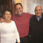 René González junto a sus padres en su vivienda de Olmedo-El Mundo