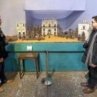 Dos visitantes observan las tres fachadas históricas: el convento de San Francisco, la iglesia penitencial y el humilladero de Vera Cruz.-J.M.LOSTAU