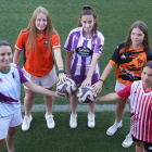 Carla, Emma, Marta, Pilar y Jennifer, representantes del fútbol provincial posan en los Anexos. J.M. LOSTAU