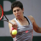 La tenista española, Carla Suárez, devuelve la bola a la rumana Monica Niculescu, durante la primera ronsa de Roland Garros.-Foto: AFP / KENZO TRIBOUILLARD