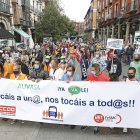 Manifestación de los trabajadores de Auvasa, a su llegada, ayer a la calle Ferrari. J.M. LOSTAU