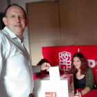 José Luis Aceves en el momento de depositar su voto en las primarias.-E.M.