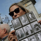 Francisco Cansado y Silvia Navarro, familiares de víctimas del franquismo, en el Valle de los Caídos.-JOSÉ LUIS ROCA