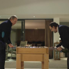 Mariano Rajoy, jugando al futbolín con Bertín Osborne, en el programa de TVE 'En tu casa o en la mía'.-