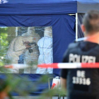 Investigadores de la policía alemana, en la escena del crimen del pasado agosto que ha originado la expulsión de diplomáticos rusos de Berlín.-EFE / EPA / CLEMENS BILAN