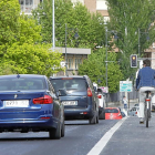 Vehículos circulando por el puente del Poniente en Valladolid.-J.M. LOSTAU