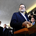 Mariano Rajoy vota el 20-D de 2015.-/ J.M. PRATS