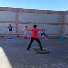 Sesión de yoga clásico en la iglesia mudéjar de Moraleja de las Panaderas.-EL MUNDO