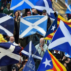 Banderas escocesas y esteladas en la marcha en Glasgow para pedir un nuevo referéndum sobre la independencia de Escocia.-/ ANDY BUCHANAN / AFP