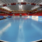Perspectiva del pabellón a pie de pista desde detrás de la portería.-J. M. LOSTAU