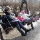 Una mujer y tres niños disfrutan del día de sol, sin bombas, en Donetsk.-Foto:   EFE / ALEXANDER ERMOCHENKO