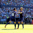Plano es felicitado por Borja tras el gol de aquél en Vigo.-PHOTO-DEPORTE