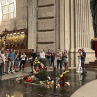 Últimos visitantes de la tumba de Franco en la basílica de la Santa Cruz, el templo del Valle de los Caídos, media hora antes de la orden de cierre del monumento para los trabajos de exhumación.-DAVID CASTRO