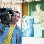 El cámara de Tele 5 José Couso, en Bagdad ante un retrato de Sadam Husein, en una imagen del documental 'Hotel Palestina'.-TELECINCO