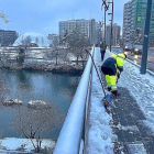 Un trabajador municipal de Valladolid retirando la nieve de sus calles.-ICAL