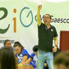 Peñas da órdenes desde el banquillo durante el partido contra el Bera Bera.-M. A. SANTOS