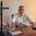 El alcalde de Villanueva del Campo, Manuel Febrero, en su despacho de la Alcaldía.-J.L. CABRERO