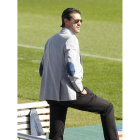 Caminero observa un entrenamiento en su etapa como director deportivo del Atlético de Madrid.-D.V.