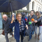 Rosa Valdeón junto a su abogado, a la llegada al TSJ donde prestó declaración.-ICAL