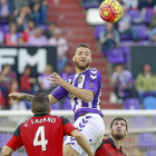 Timor se eleva para despejar de cabeza durante el partido frente a Mirandés en Zorrilla.-J. M. Lostau